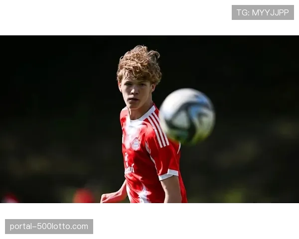 拜仁16岁前锋冯陶贝参加一线队训练，青训新星获提拔机会